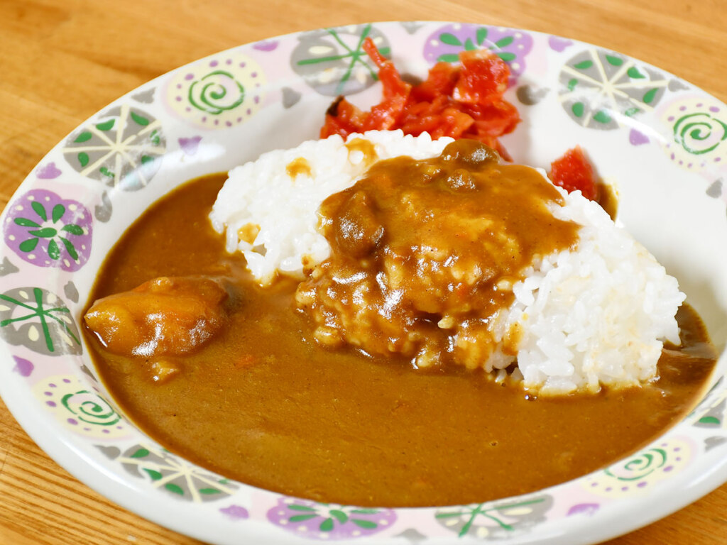 カレーも昔ながらの見た目ですが、味わいはしっかり辛めで若者も大好きな味