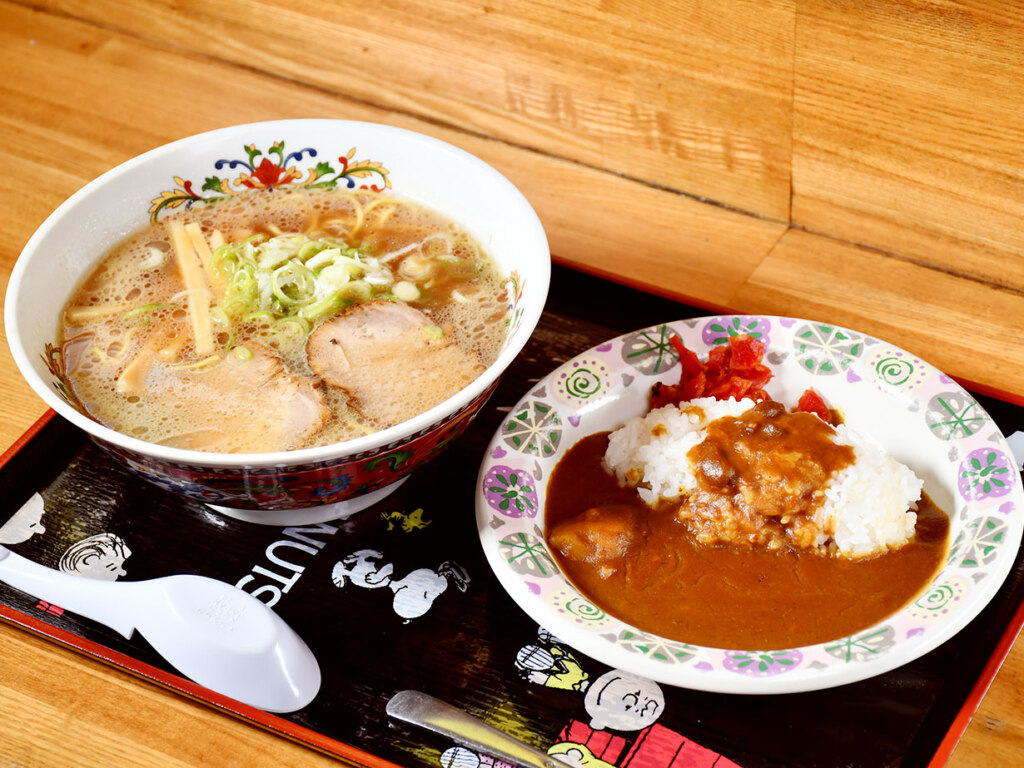 醤油ラーメンとミニカレーのセット(950円)。泣かせる価格設定～！
