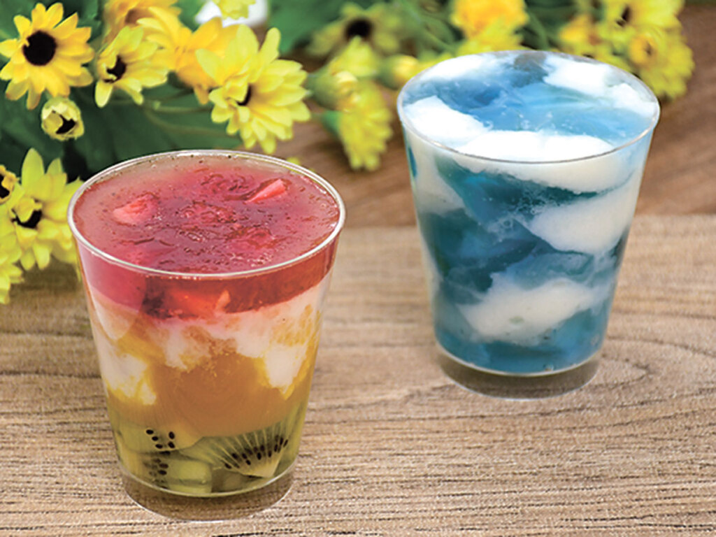 苺やキウイなどが入った草花のゼリー550円(左)と牛乳ゼリーやクリームチーズが入った空のゼリー500円