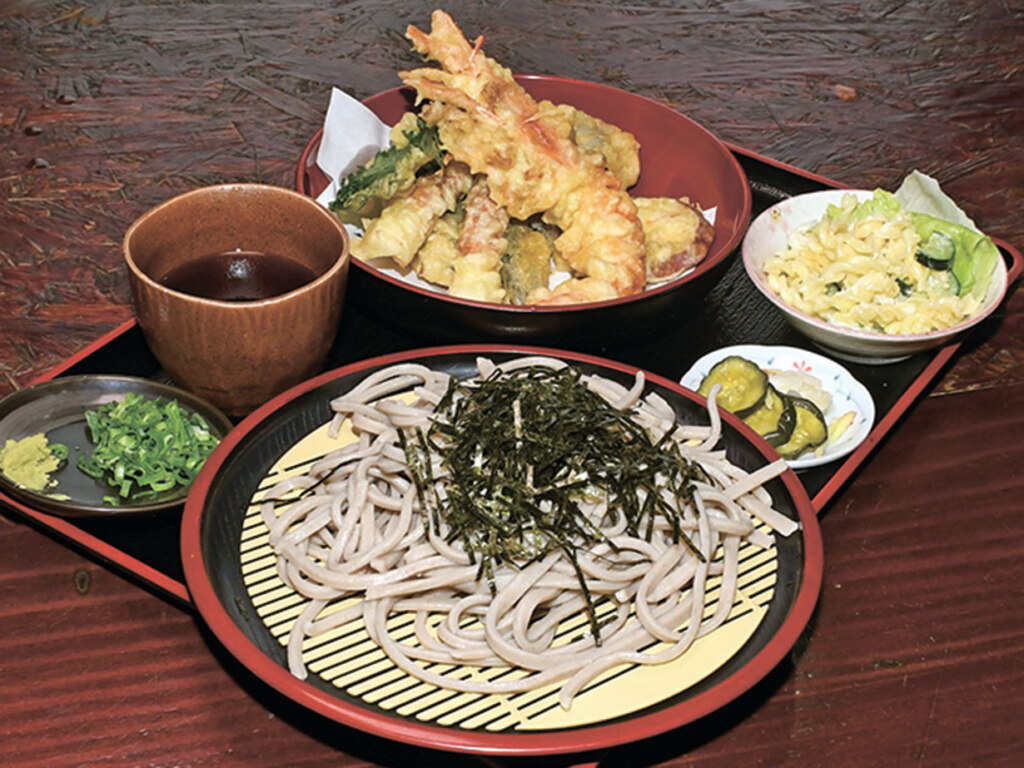 海老天ざる1,100円(たっぷりの天ぷらと小鉢2品付き)