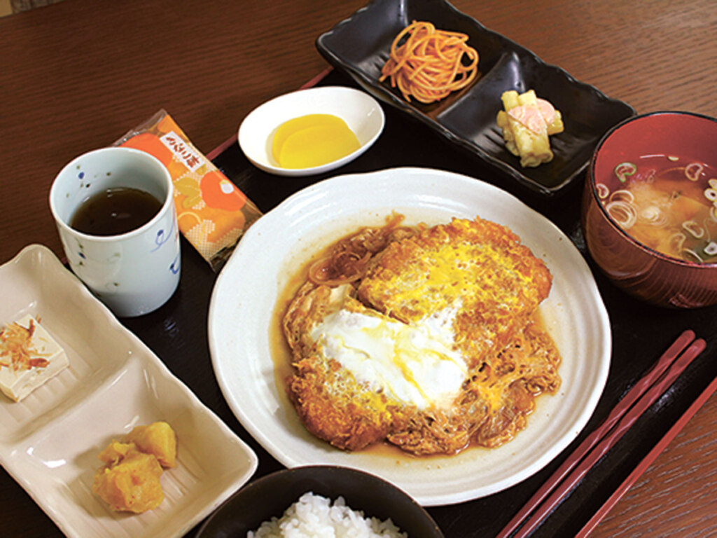 カツとじ定食950円(味噌汁・小鉢4品・お菓子付)