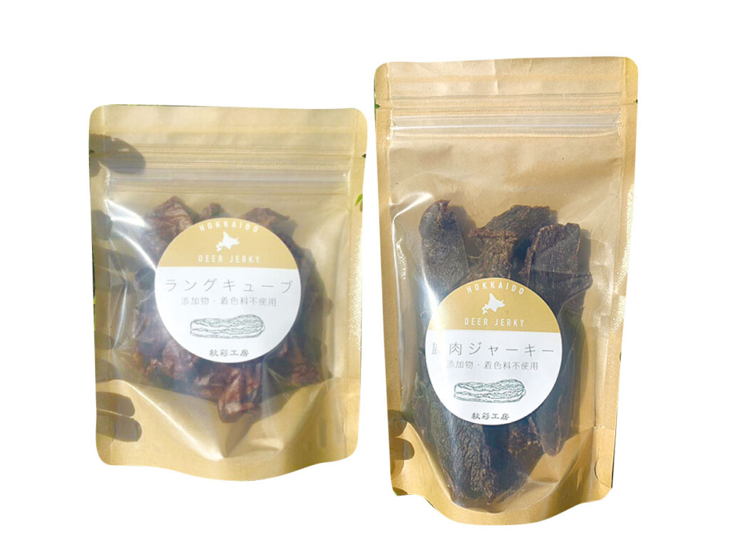 秋彩工房 <br /><br />
写真左/ラングキューブ(1袋20g)200円 ※犬用<br /><br />
写真右/鹿肉ジャーキー(1袋40g)400円 ※犬用