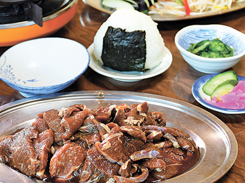 野菜や薬味が効いた特製タレに漬け込むことで羊肉のクセを抑えて食べやすい味わいに