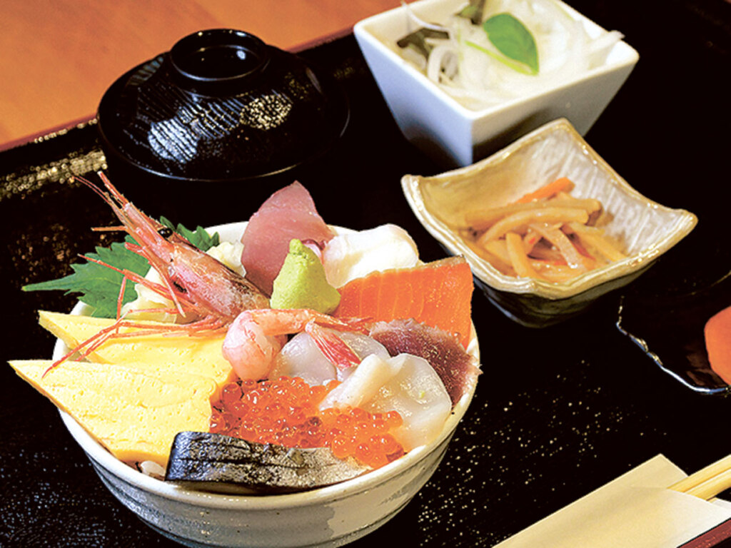 ポセイ丼(小鉢、サラダ、漬物、汁物付)1,950円