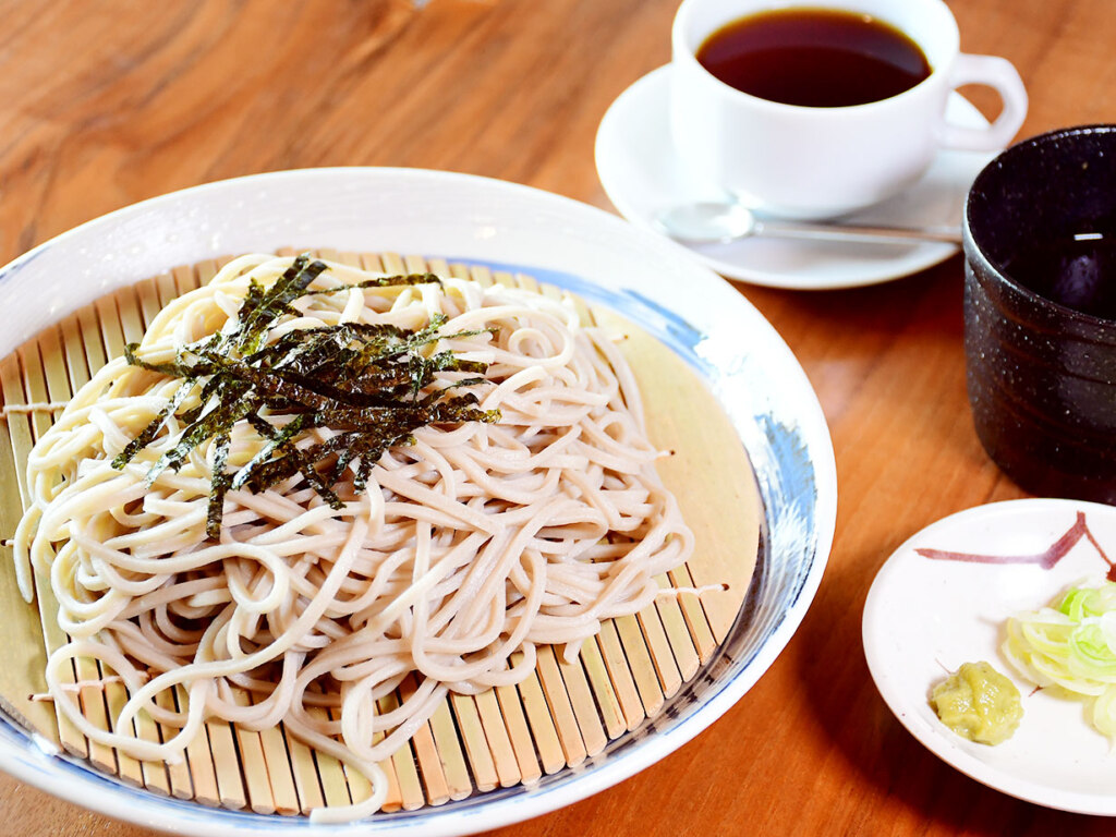 手打ちざるそば(コーヒー付き)700円<br /><br />
大盛は+250円