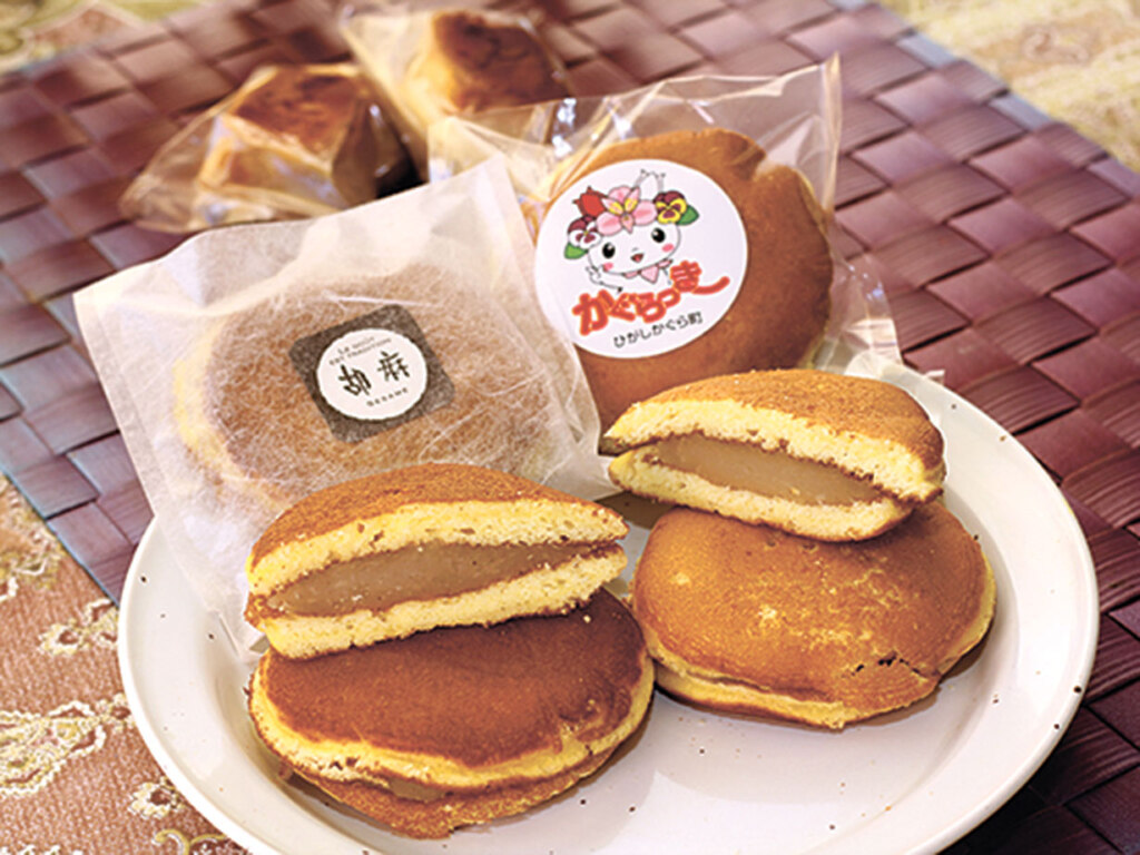 「白胡麻どら焼き」(左)、「かぐらっきーどら焼き」(右)各1個150円