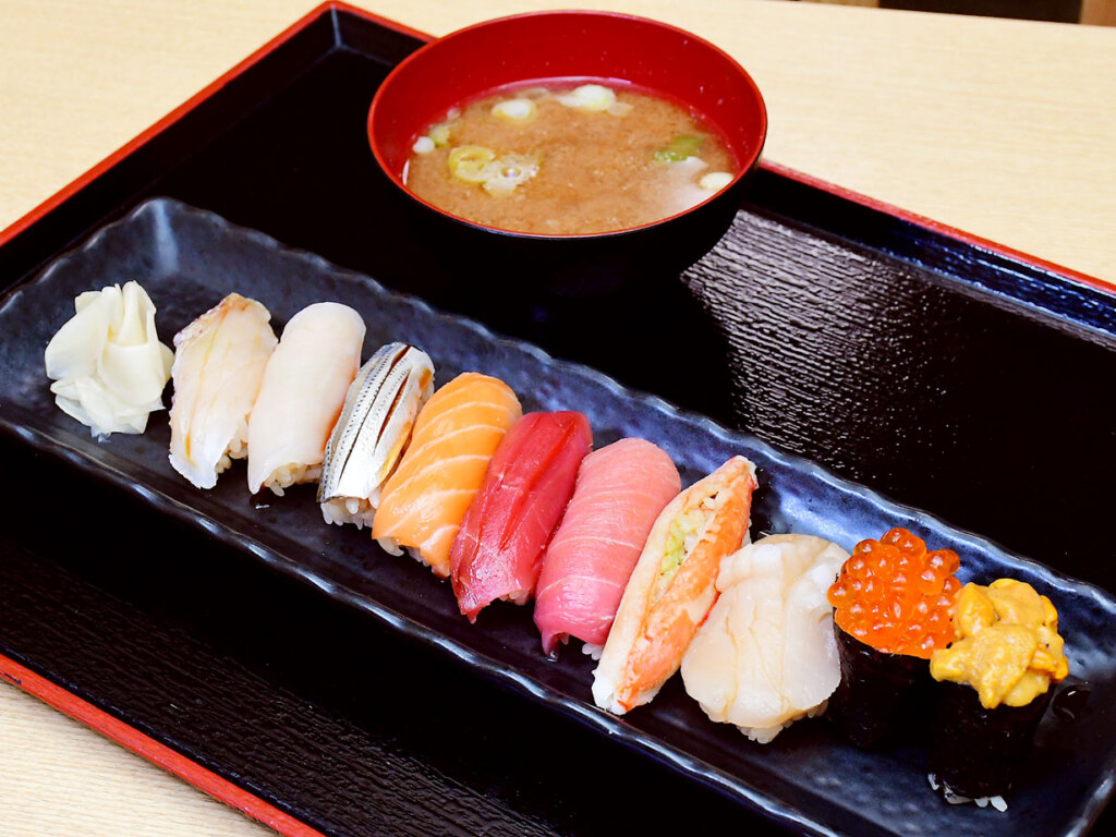 季節によって旬のネタを楽しめる特上にぎりは10貫3,136円。シャリは小さめで食べやすく、まろやかな赤酢と仕上げの煮切り醤油が魚の旨みを引き立てます