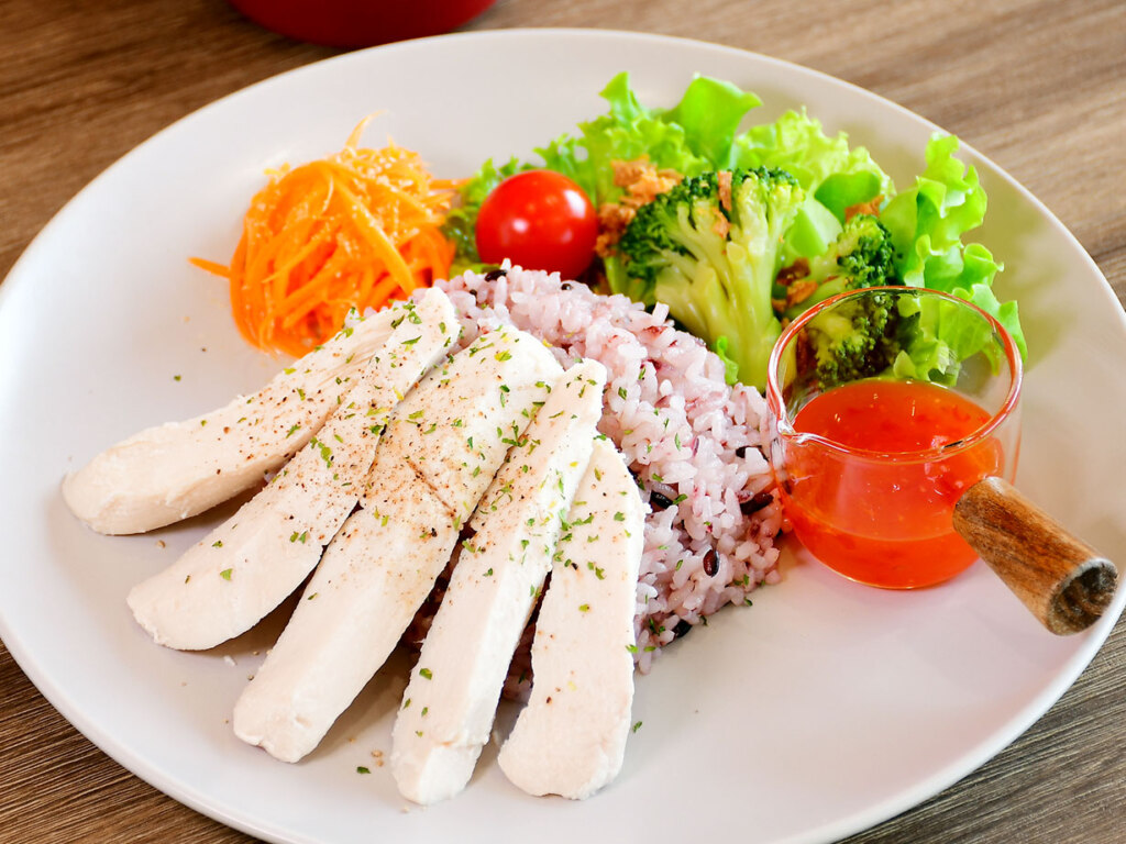 しっとり柔らかな鶏ハムに、生姜やナンプラーで味付けした黒米入りごはん、野菜たっぷりのカオマンガイプレート(スープ付)800円。たんぱく質やビタミンBが豊富です