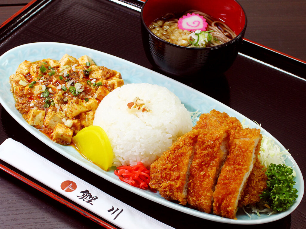 サクサクに揚げたカツを甘ダレにくぐらせた“味カツ”にピリ辛の麻婆豆腐とそばが付いたセットは1,450円。ご飯がすすむ、一番人気のメニューです