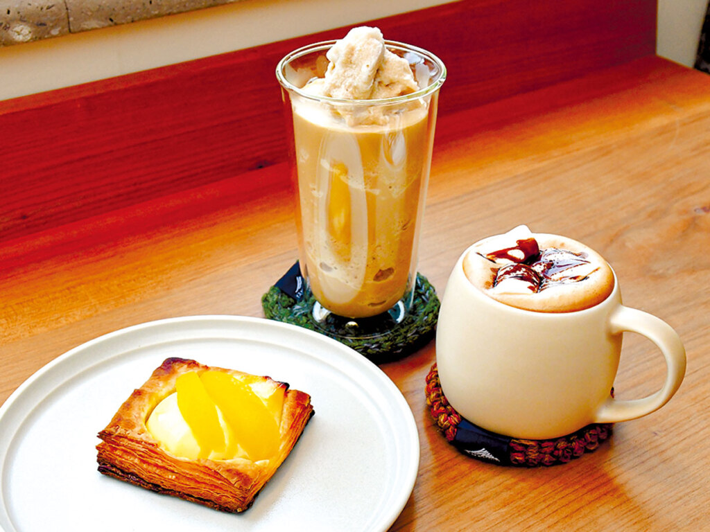 エスプレッソを使った「コーヒースムージー」600円<br /><br />
ラテなどのミルク系のメニューも豊富(450円~)