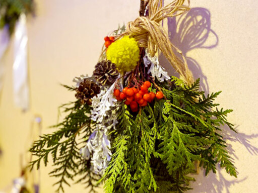 枝葉や草花で冬飾り