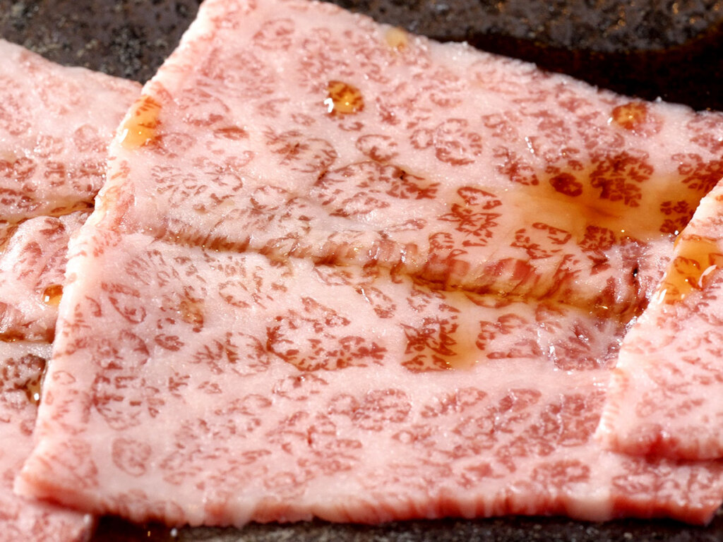 溶けて消えちゃう「上牛すき焼き」。網目のサシがなんともきれい!