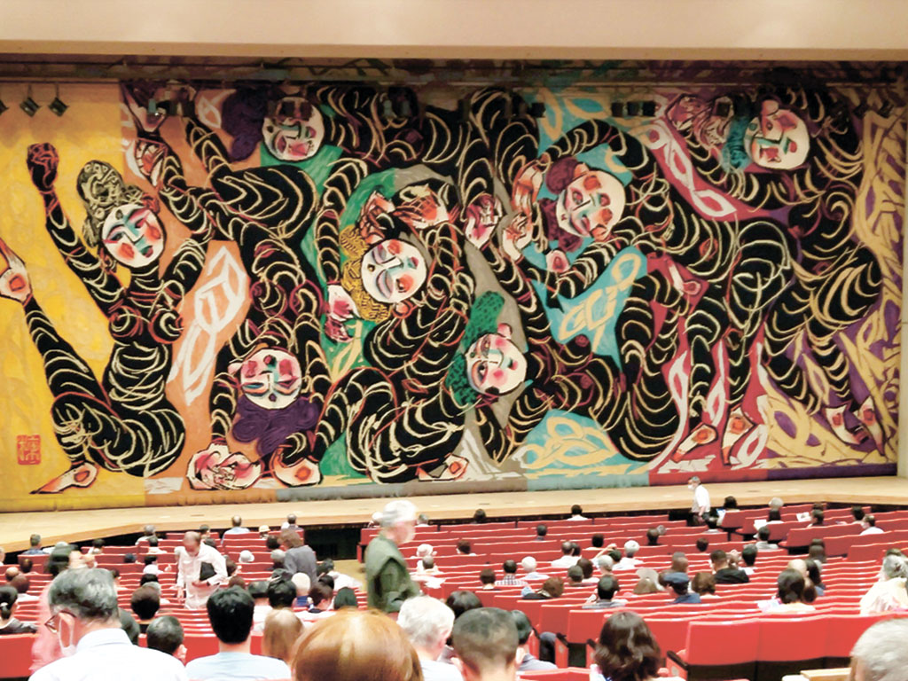 旭川市民文化会館の象徴となった大ホールのどんちょう