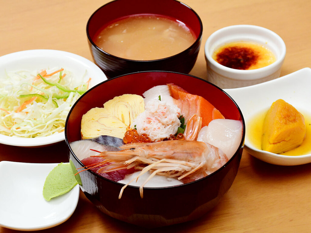 写真は1番人気の上海鮮丼1,850円。ネタはエビやイクラ、マグロにサーモンなど全部で10種類。すべてのメニューに、小鉢や汁物、サラダ、デザートが付きます