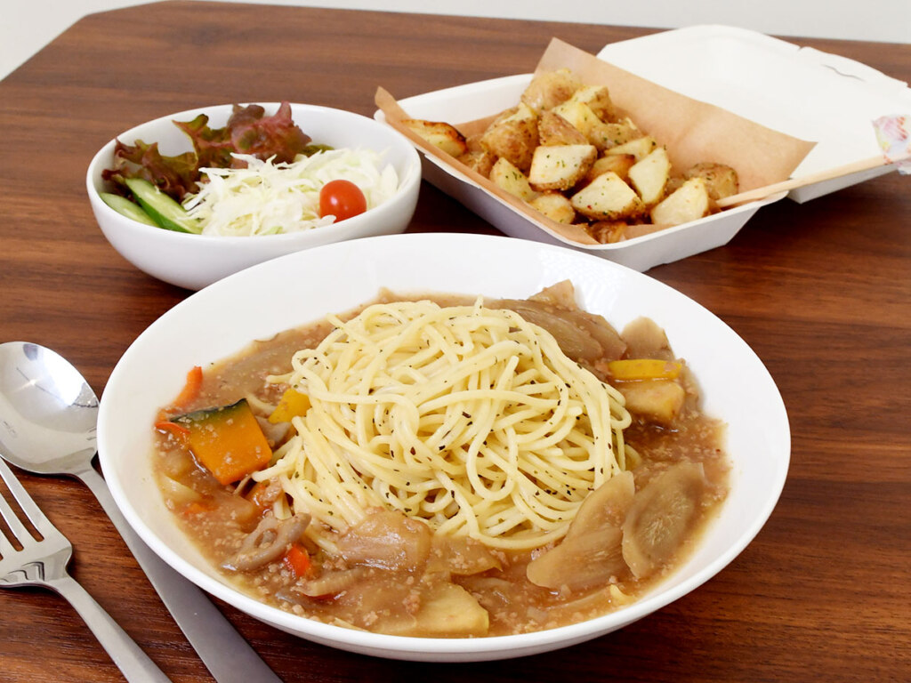 じゃがいも入りのあつあつの餡がかかったあんスパはサラダ付きで600円。2～3人でシェアできるボリューム満点のフライドポテト大350円とどうぞ