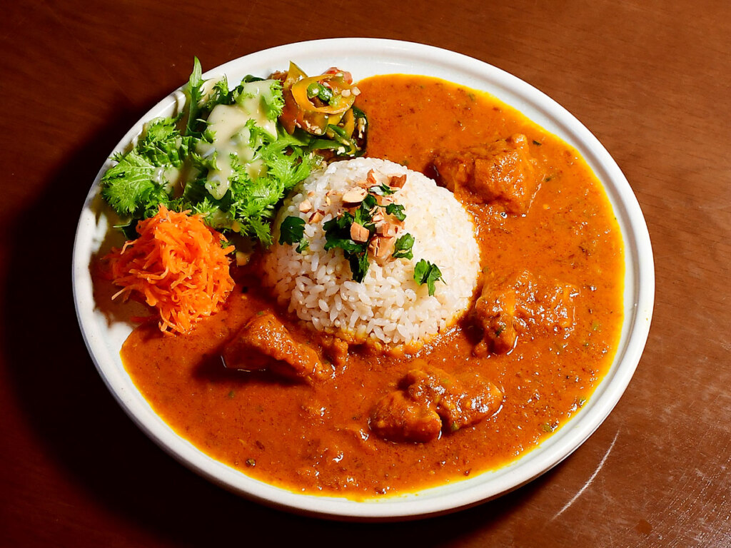 独自配合のスパイスの香りがたまらない「網走チキンのカリープレート」は1,500円。心地よい酸味の副菜をルーと合わせると、いっそう味わいの幅が広がります