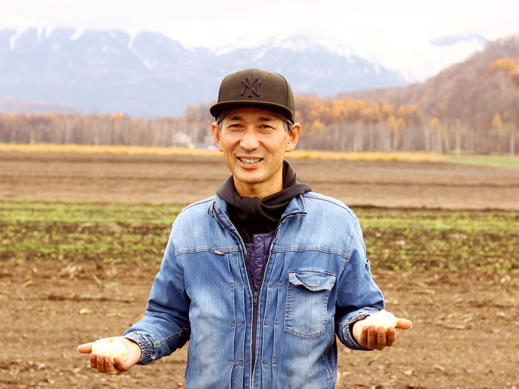 美瑛の百合根生産部会に所属する藤原さん。森林組合に美瑛産カラマツで専用のおがくずを作ってもらうなど、地域一丸で生産しています