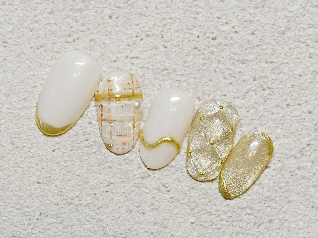 デザインを決められなくても大丈夫。豊富なネイルサンプルを見ながら一緒に決めていきます