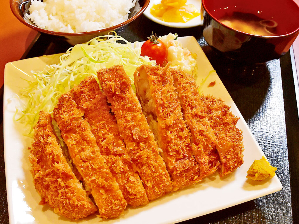 一口食べれば、ジューシーなお肉の旨みに食欲が掻き立てられます～