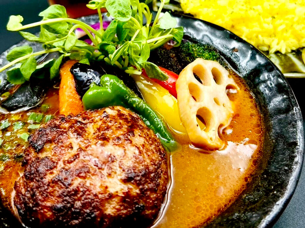 一番人気の「ベアバーグと彩り野菜」。美瑛在住・勤務の方は、お会計から200円引きの「町民割」を実施中