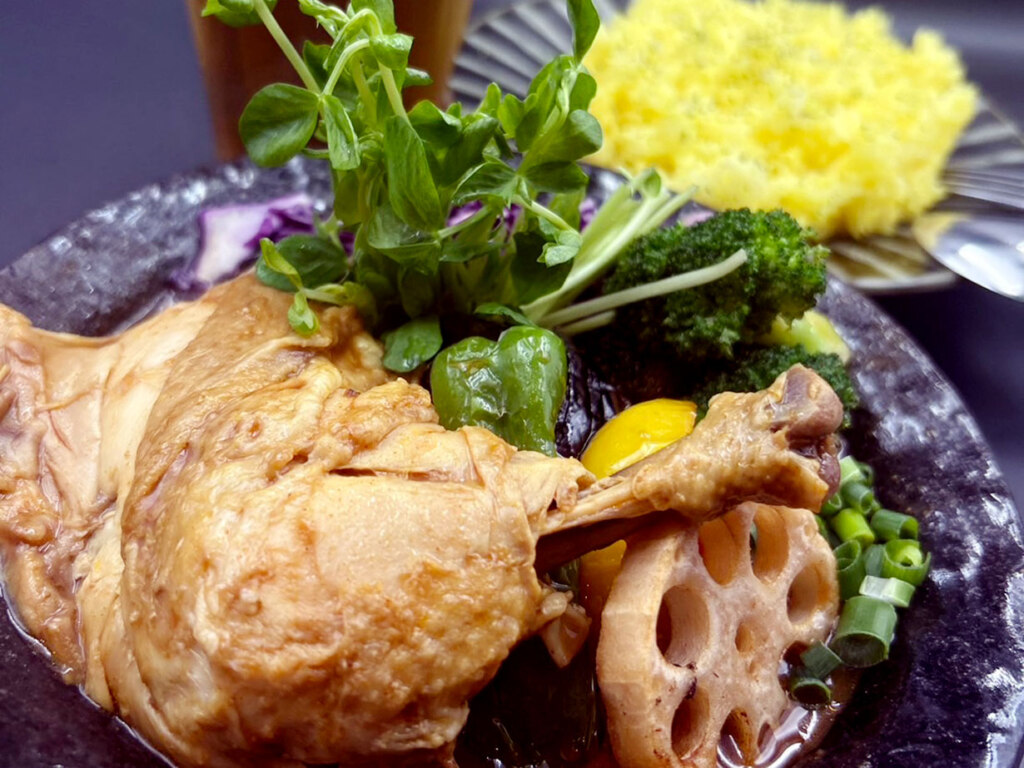 箸ですっとほぐれる、ホロホロに柔らかいチキンをトッピングした「やわらかチキンと彩り野菜」もおすすめ