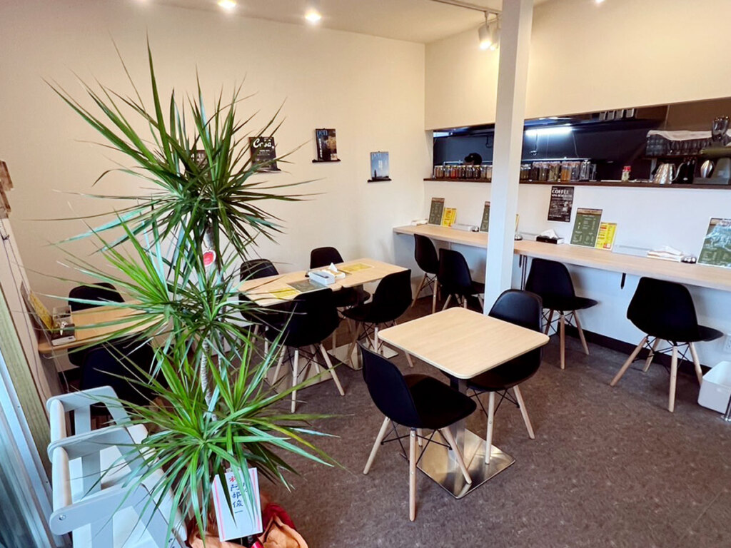 美瑛駅前本通り沿い。白を基調とした明るい店内は、カウンター席とテーブル席があり、お一人様からグループでの利用も可