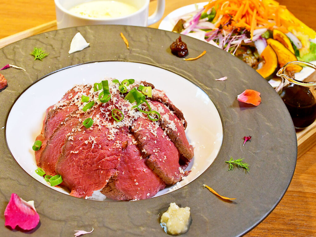 お皿の周りに彩られているのは食用のお花。お肉との食べ合わせで、文字通り華やかな風味が口の中に広がります