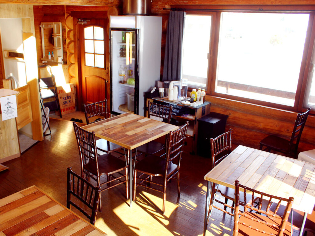 JR美瑛駅から徒歩3分。ログハウス風の店舗は木の温もりと焼きたてグラタンの香りが漂います