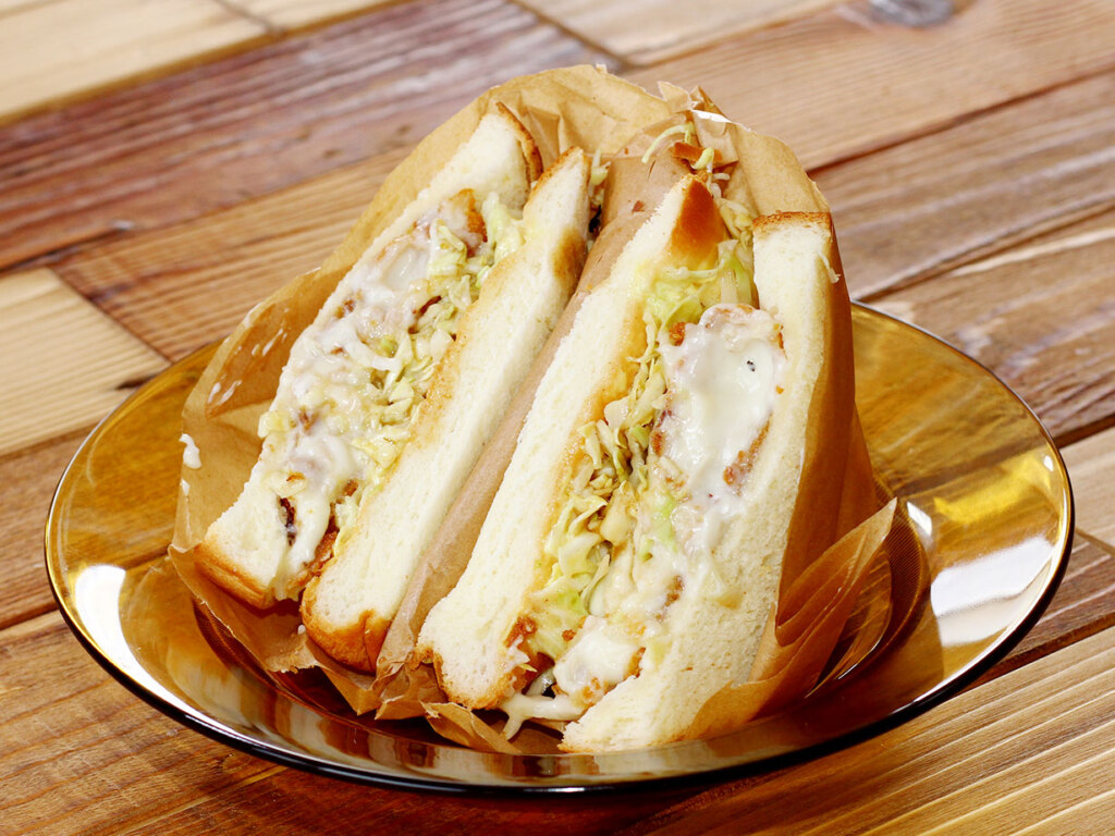 美瑛小麦のパンを使った「グラタンコロッケサンド」。キャベツの食感とグラタンが相性抜群！テイクアウト可