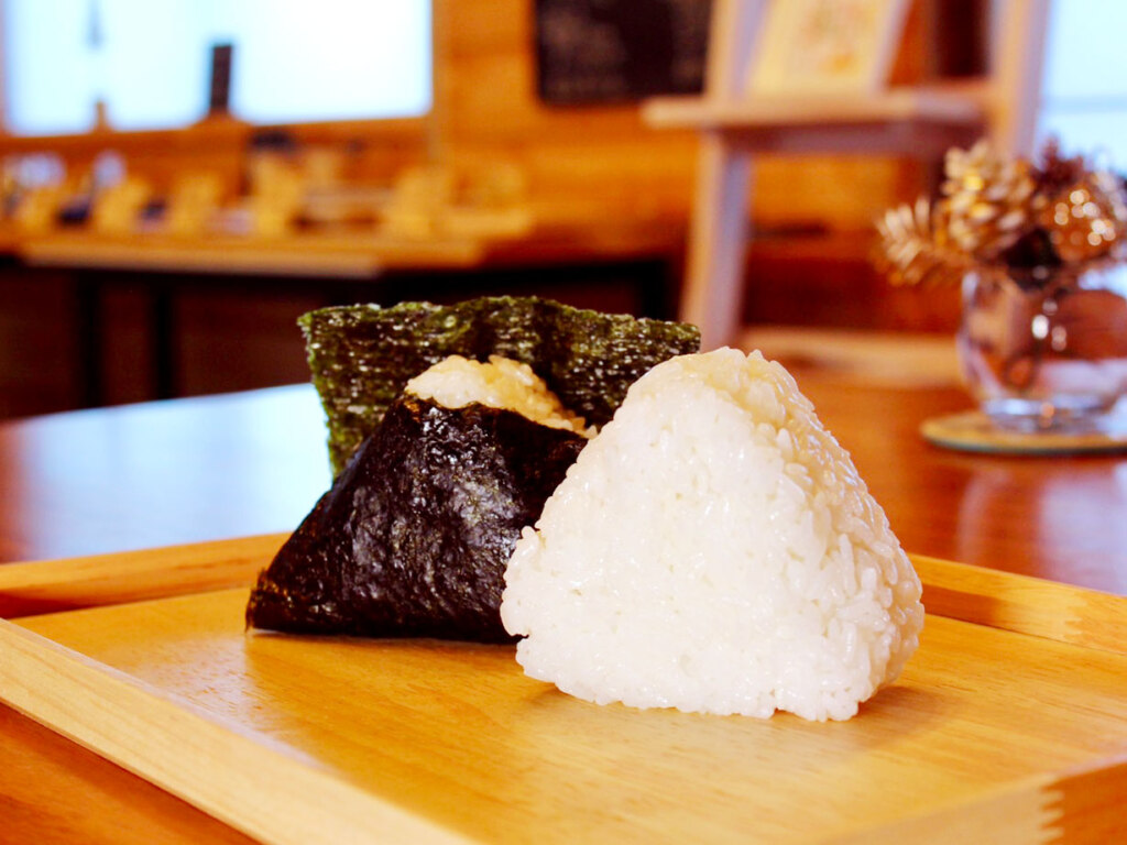 毎朝店主が丁寧に仕込むおむすび。お米の甘みをぐっと引き出すため、店主選りすぐりの沖縄北谷の海水塩を使用