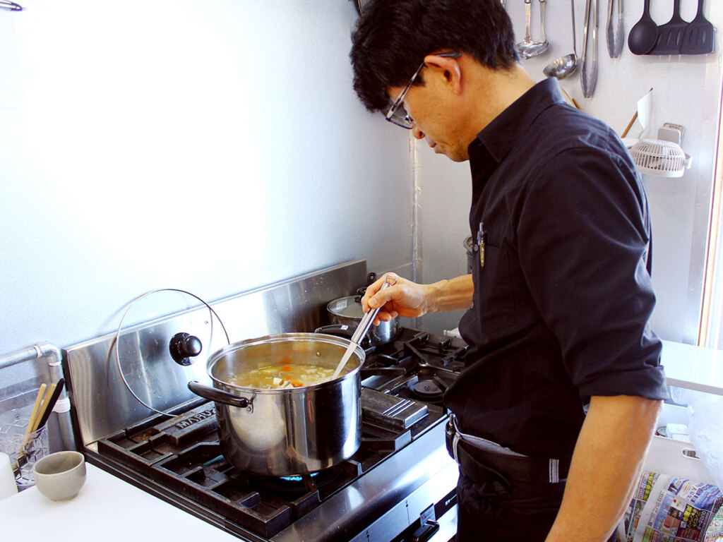 おむすびと相思相愛の豚汁は、テイクアウトもOK。ここにも美瑛豚を使っていますよ。