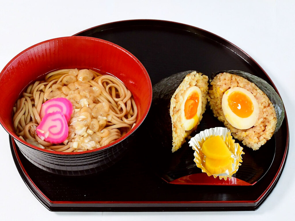 とろりとした味玉はヤミツキ必至！ミニそばとセットでこの価格は嬉しい