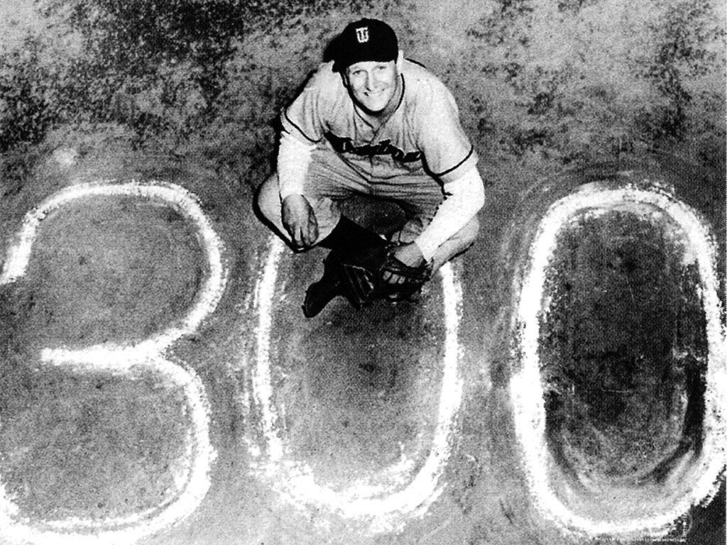 300勝を達成したスタルヒン(昭和30年・「白球に栄光と夢をのせて わが父V・スタルヒン物語」)