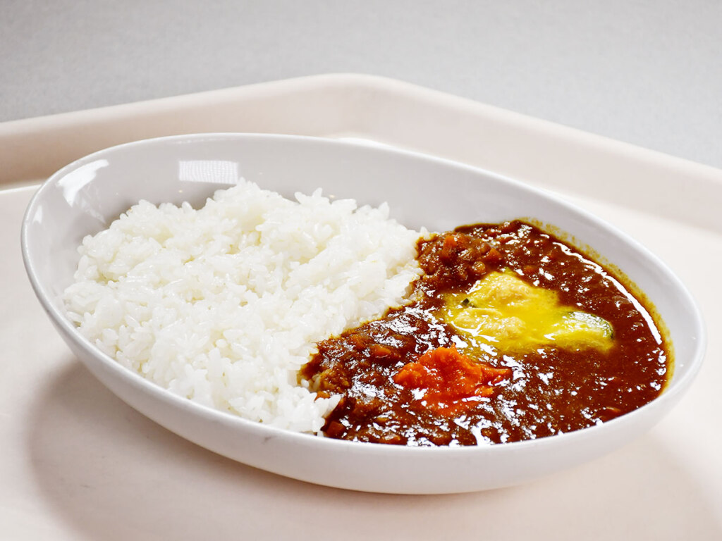 カムイチカプ限定で食べられる、下國シェフ謹製「旭川カレー」。トッピングの色合いも美し～！