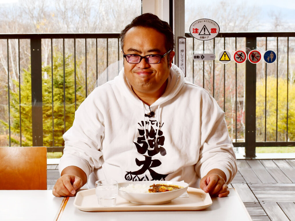 カレーを前に期待が高まりこの笑顔