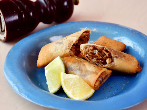 豚ごぼうとたっぷり生姜のスパイシー春巻き