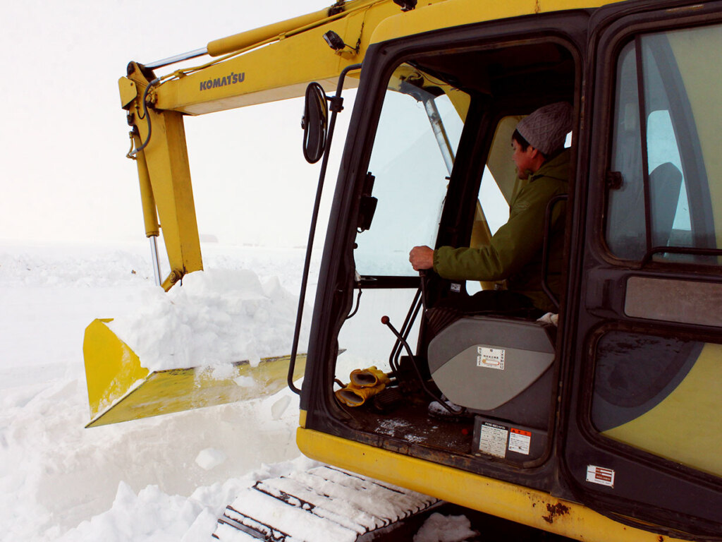 収穫は手作業ですが、掘り出しは重機で。「今年は1月の降雪が少なかったので冷や冷やしました」と巧みな操作で雪をかきわける船本さん