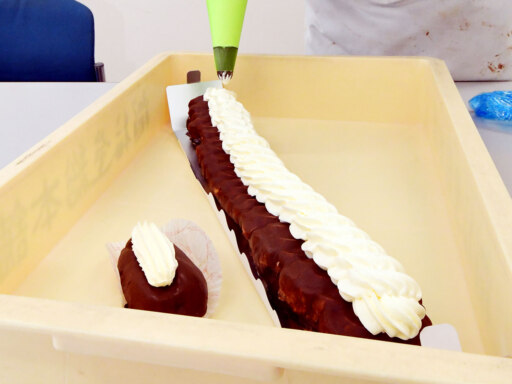 カスタードたっぷり巨大エクレア登場