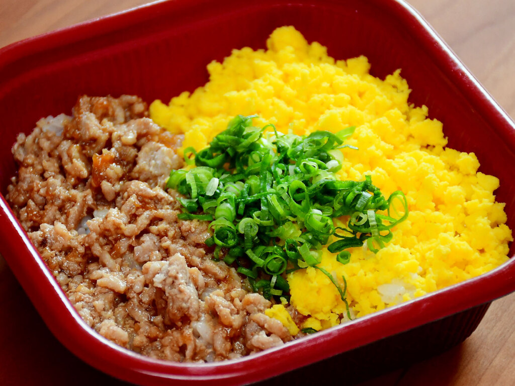お肉屋さんのそぼろ丼 430円