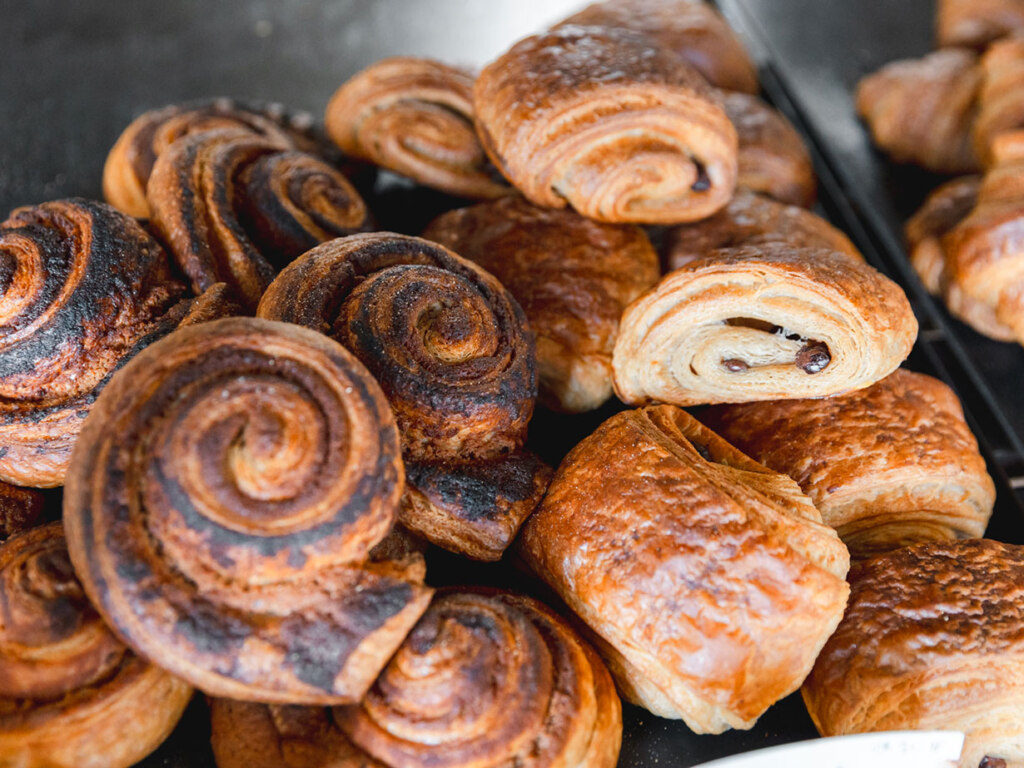 ホワイトアスパラを収穫する吉原さん。外光を遮断したハウス内の温度は20度。ストレスのない環境で、白く艶やかに育てます