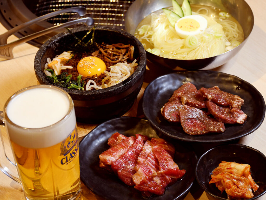 国産おはこカルビ(手前)748円、牛サガリ748円<br /><br />
石焼きビビンバ638円、冷麺748円
