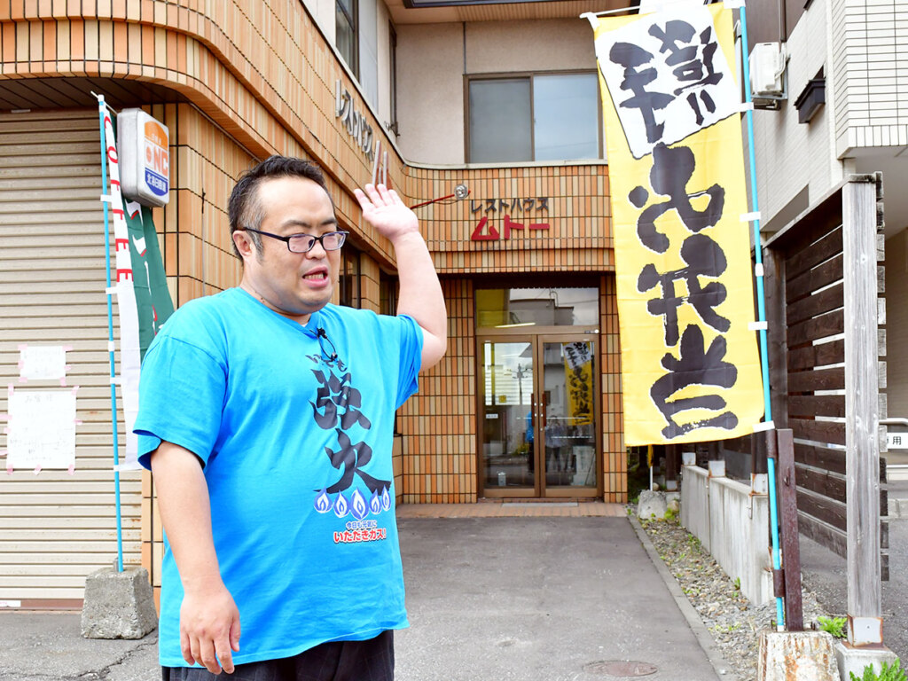 旭川市の5条本通りに面しているムトーさん。入り口はこちらですが、駐車場から近い勝手口から入店できます
