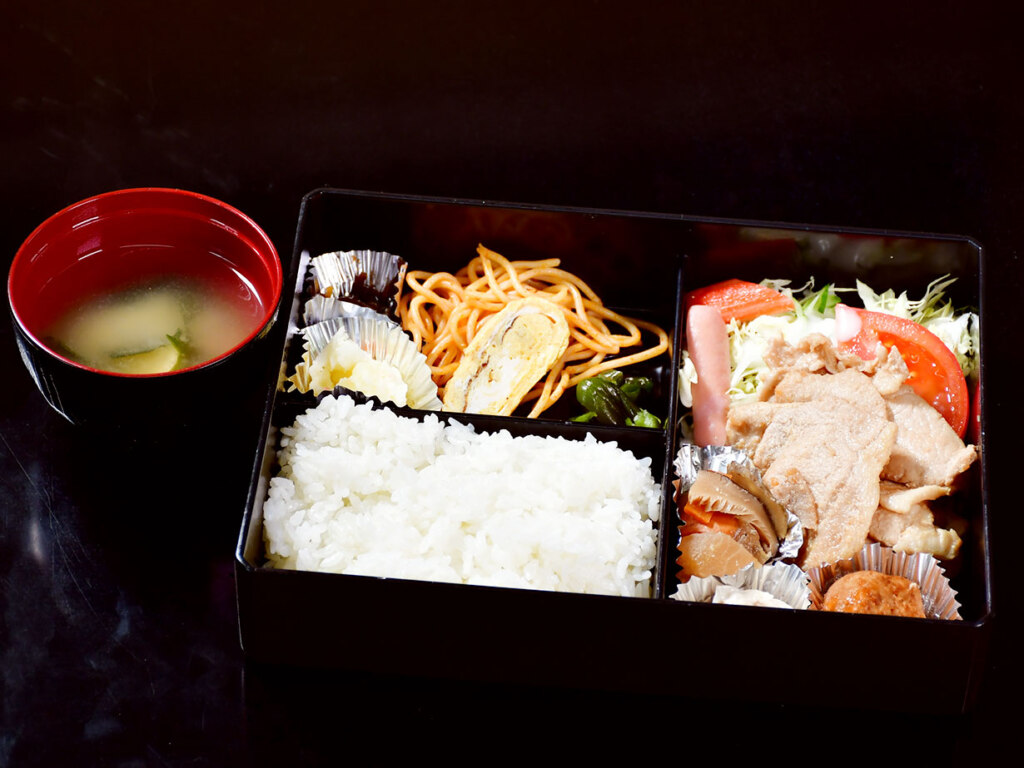 曜日替わりの「ムトー定食」は、たとえば火曜はエビフライ、金曜は串カツ、日曜はハムエッグ…と毎日でも飽きない構成