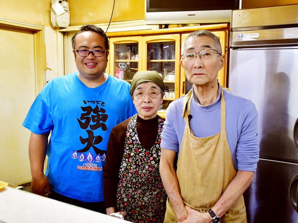 はっしーと武藤ご夫妻。いつまでもお元気でお店を続けてくださいね!