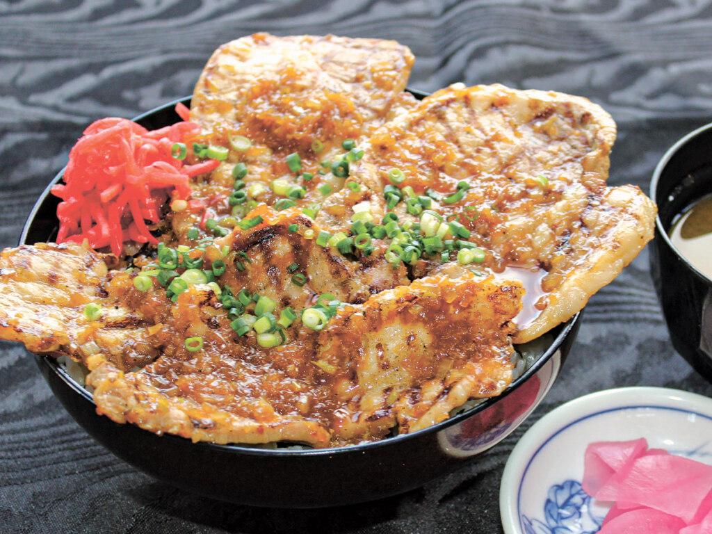 ピリ辛の味付けがされたネギともやし。たっぷりトッピングされて、食べ応えも十分です