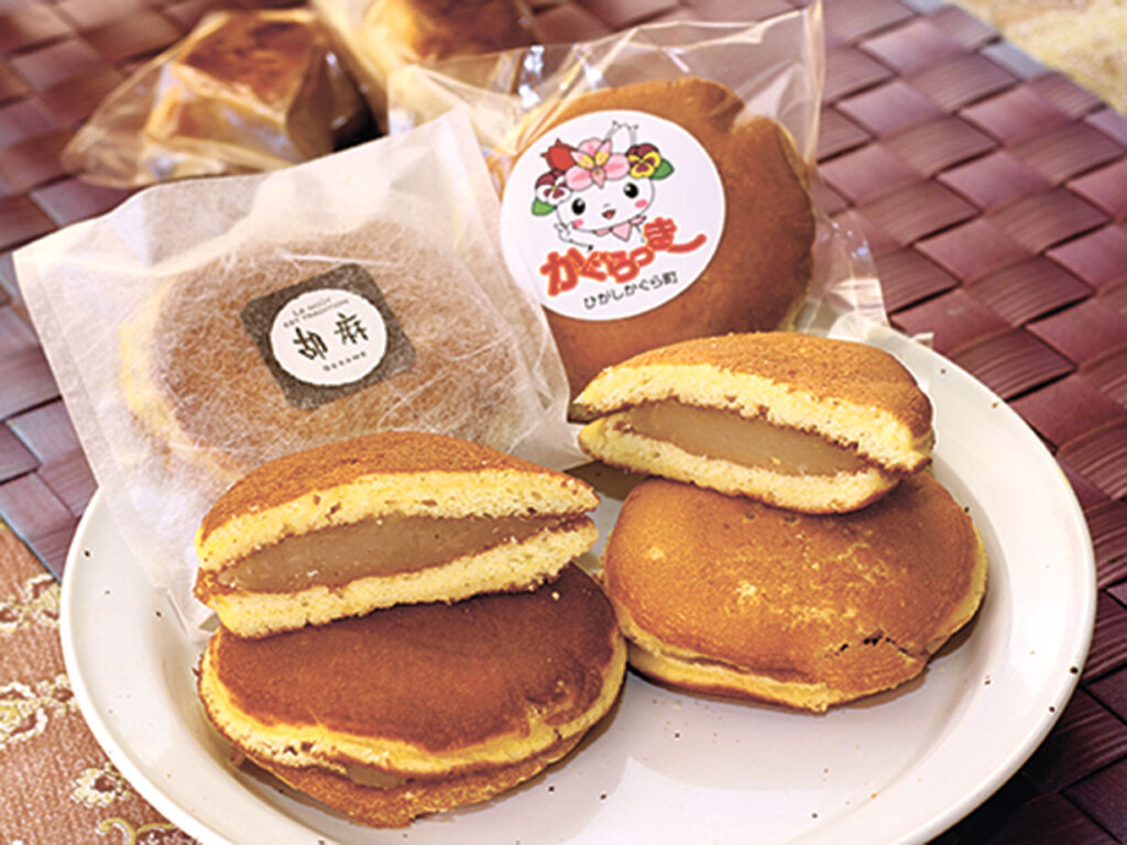 「白胡麻どら焼き」(左)、「かぐらっきーどら焼き」(右)各1個150円