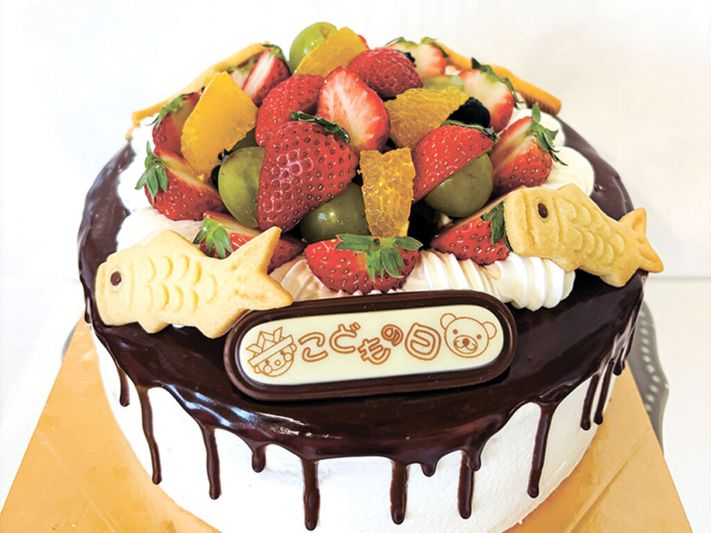 ケーキは希望のサイズや具材でオーダーできます(参考:5号4,200円～)。アレルギー対応可