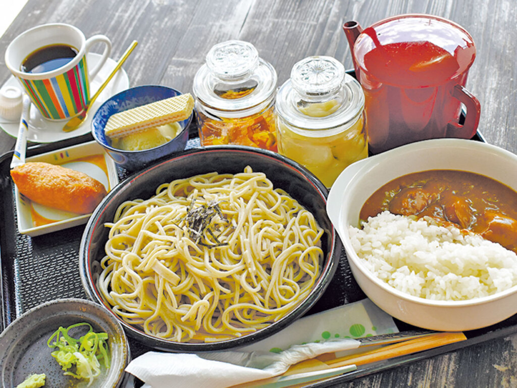 ハーフ(カレー&そば)900円<br /><br />
アイス付きは+200円