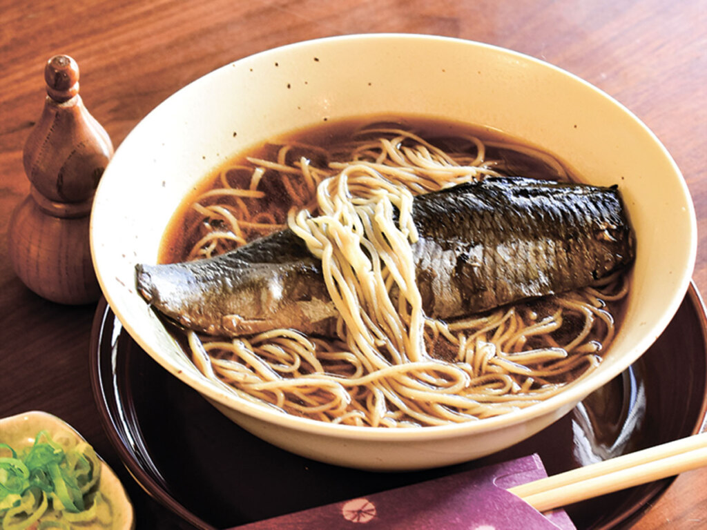 にしんそば1,300円。小骨や臭みのない、柔らかく炊かれた身が評判です