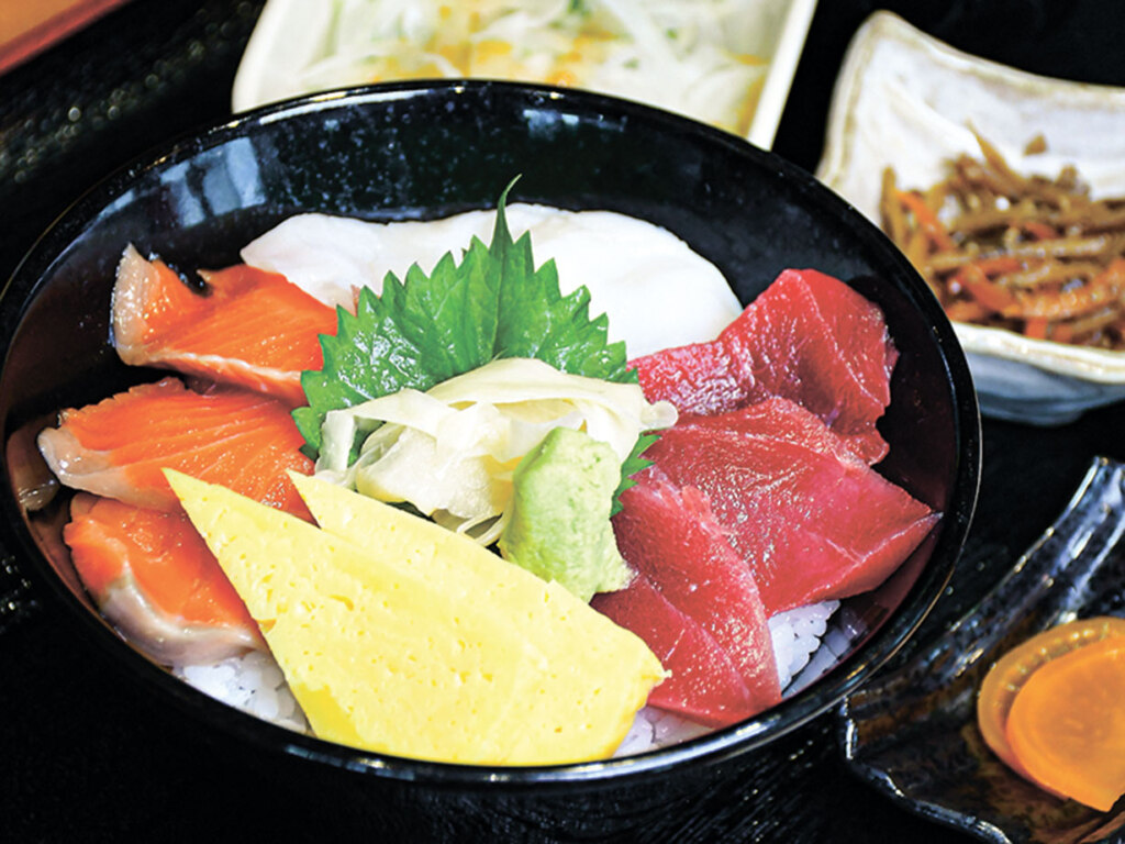 三色丼(小鉢、サラダ、漬物、汁物付き) 1,400円